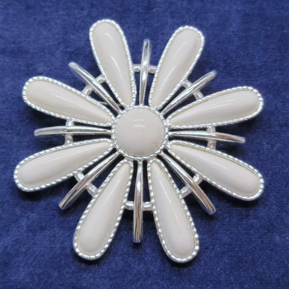 Sara Coventry white acrylic and silver daisey brooch - Picture 1 of 2